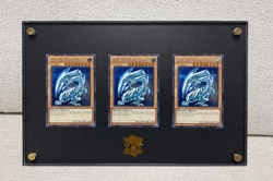 Yu-Gi-Oh! Blue-Eyes White Dragon 25th Anniversary 3x Display Plaque - (English) - Image 1