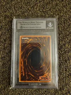 Yu-Gi-Oh 2002 Blue-Eyes White Dragon SDK-001 Ultra Rare BGS 8 - Image 2