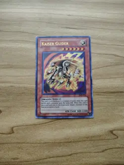 Yu-Gi-Oh! - Kaiser Glider - Ultra Rare / Holo DCR-051 - Image 1