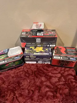 Pokemon TCG Bundle lot, 151 Bb, ETB, 5 Pack Tins - Image 4