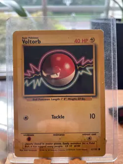 1999 VOLTORB 67/102 Pokemon Base Set Card NM/LP WOTC Common - Image 1