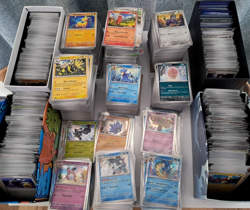 Bulk lot of 100 Pokemon Cards no duplicates. 10 Rares (2 reverse Holo, 8 Holo) - Image 1