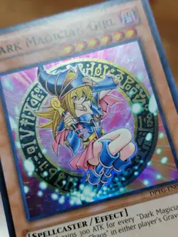Dark Magician Girl DPYG-EN008 - Yugi - Unlimited|Unlimited Edition - Image 2