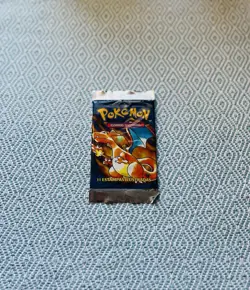 1st Edition Wizards Of The Coast Pokemon Base Set Booster Pack Portuguese - Image 1