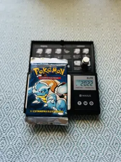 1st Edition Wizards Of The Coast Pokemon Base Set Booster Pack Portuguese - Image 5