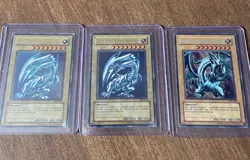 Yu-Gi-Oh! TCG Blue-Eyes White Dragon LOT OF 3 (2x SDK-001, 1x BPT-009) MP-LP - Image 1