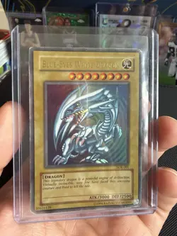 Blue-Eyes White Dragon SDK-001 | Yugioh Starter Deck Kaiba - Image 1