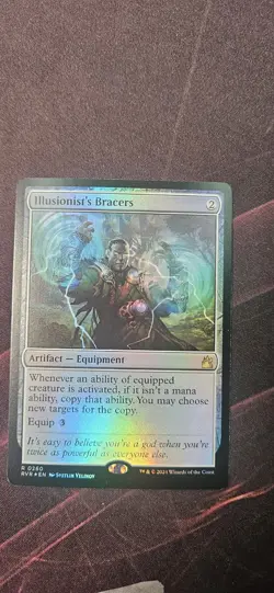 Illusionist's Bracers Ravnica Remastered Foil - Image 1