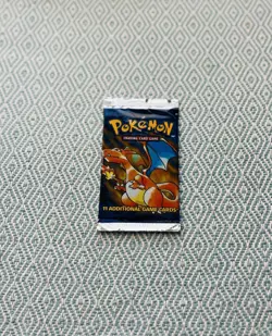 Wizards of the Coast Pokemon Base Set Booster Pack 742818061582 - Image 1