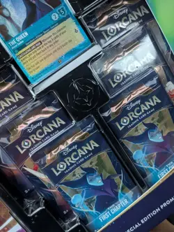 Disney Lorcana First Chapter Collector Set Queen Glimmer Foil Promo, New/Sealed 4050368981752 - Image 3