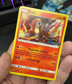 Pokemon TCG Entei STAFF Stamped Prerelease SM219 Cosmic Eclipse - LP -Portuguese - Image 2