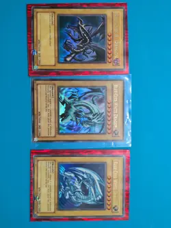 3x Blue-Eyes White Dragon SDK-E001/SKE-001 Ultra Rare Yugioh Bundle Playset - Image 1