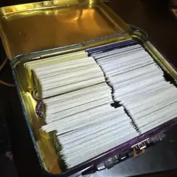 250+ used base card lot in various condition comes with the Pokemon lunchbox - Image 1