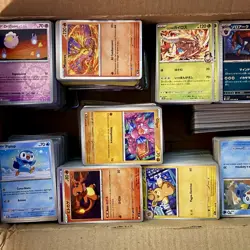 Lotto 5 kg Carte Pokemon moderne Comuni/Holo/Reverse ITA-JP Set Misti - Image 1