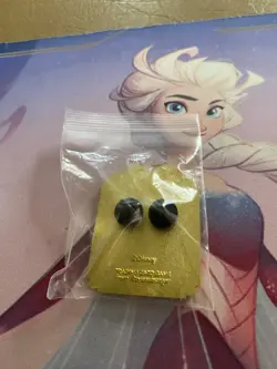 DISNEY LORCANA, ELSA, CAPTAIN HOOK AND AMYTHEST PINS. BRAND NEW IN BAG. - Image 3