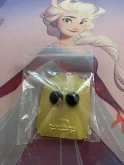 DISNEY LORCANA, ELSA, CAPTAIN HOOK AND AMYTHEST PINS. BRAND NEW IN BAG. - Image 5
