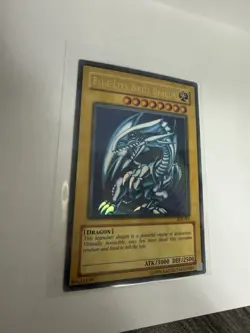 Yu-Gi-Oh! Blue-Eyes White Dragon 3000 ATK Ultra Rare SDK-001 Holo - Image 2