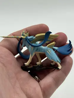 Pokemon TCG Crown Zenith Premium Figure Collection (Shiny Zacian) Pin & Figure - Image 3