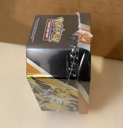 Pokemon TCG Eevee Evolutions Tin - Jolteon V - New Factory Sealed - Image 3