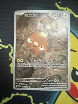 Pokemon Stunfisk 202/191 Surging Sparks Illustration Card Near Mint - Image 1