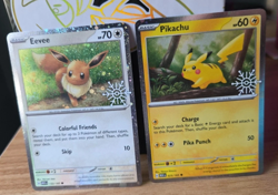Pokemon 151 Holiday Calendar Pikachu 025/165 & Eevee 133/165 Snowflake Promo ✅ - Image 1