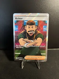 Pokemon TCG Richter 228/091 Trainer Full Art Paldeas Schicksale Deutsch NM - Image 1