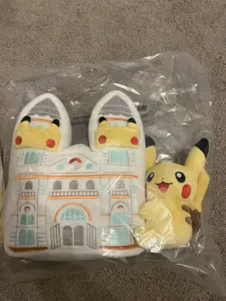 Pokemon x National History Museum Pikachu Jumbo Promo TCG Card & Plush Toy - Image 3