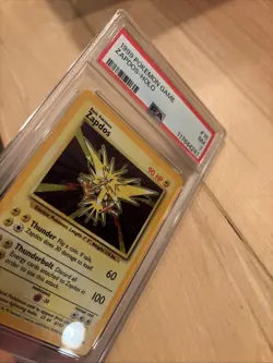 1999 POKEMON BASE SET UNLIMITED #16 ZAPDOS-HOLO PSA 7 - Image 2