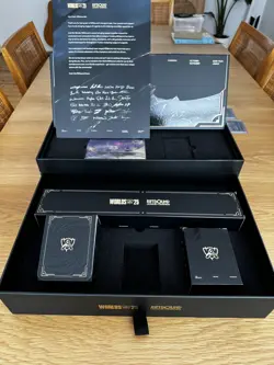 Riftbound Sleeves & Box EN Worlds 2025 Bundle Exclusive + 94 NM Origin cards - Image 1