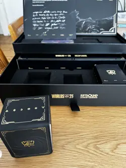 Riftbound Sleeves & Box EN Worlds 2025 Bundle Exclusive + 94 NM Origin cards - Image 2