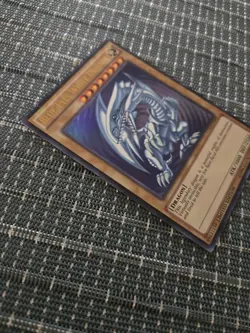YuGiOh Ultra Rare Holofoil Card Blue Eyes White Dragon CT13-EN008 Kaiba Art - Image 3