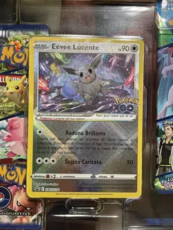 Pokemon Eevee Lucente Promo SWSH230 Pokemon Go Ita ancora Protetta+spilla sealed - Image 1