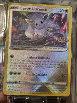 Pokemon Eevee Lucente Promo SWSH230 Pokemon Go Ita ancora Protetta+spilla sealed - Image 2