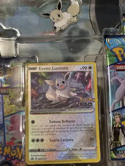 Pokemon Eevee Lucente Promo SWSH230 Pokemon Go Ita ancora Protetta+spilla sealed - Image 3