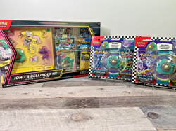 Pokemon TCG Iono's Bellibolt Premium Collection + 2x Eraser Blister 2-Pack NEW - Image 1
