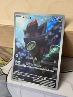 MINT – NM ~ Zorua Illustration Rare Shrouded Fable 075/064 Pokemon TCG Card - Image 2