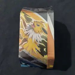 Pokemon TCG Jolteon V Eevee Evolutions Tin Sealed - Image 2