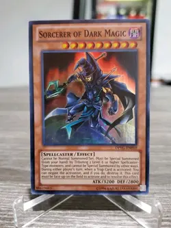 YUGIOH Sorcerer of Dark Magic DPYG-EN010 SUPER RARE HOLOFOIL Lp - Image 1