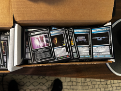 Huge Star Trek CCG Lot: Approx. 900 cards mostly '94 WB Unlimited, AU, Q sets - Image 2