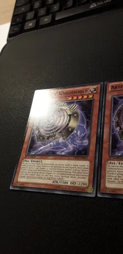Yu-Gi-Oh! 3x Artefakt Achilleschild, PRIO-DE015, Common, 1. Auflage, Deutsch, NM - Image 2