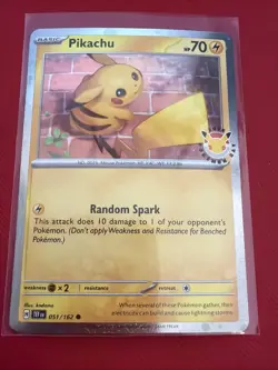 Pikachu PROMO STAMPED 30TH ANNIVERSARY 2026 POKEMON DAY + COIN Cosmos 051/162 - Image 2