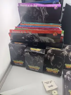 Weird n' Wild Creatures Card Lot w/2 Plastic Storage Box’s & 8 Group Cards & Die - Image 4