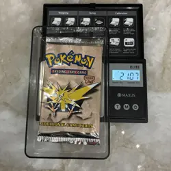(HEAVY) Pokemon Fossil Booster Pack Unlimited – Zapdos - Sealed WOTC – 21.07 g - Image 1