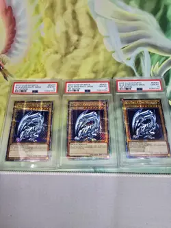 YUGIOH PSA 10 3X Blue-Eyes White Dragon MP24-EN001 QCR 1st Edition SDK ART - Image 1