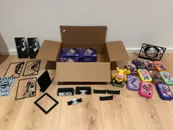 One Piece TCG Konvolut: 3x Display OP14 Bulk EN + 3D Merch + Tins + Zubehor - Image 1
