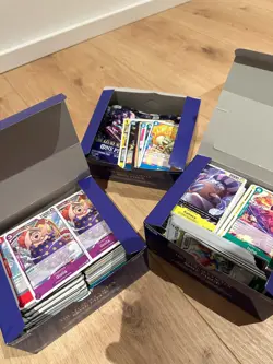 One Piece TCG Konvolut: 3x Display OP14 Bulk EN + 3D Merch + Tins + Zubehor - Image 2