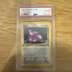 1999 POKEMON FOSSIL 1ST ED #3 DITTO-HOLO PSA 8 - Image 1