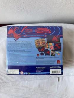 Pokemon 2020 Set Allenatore Fuoriclasse Fiamme Oscure Sealed ETB Italiano - Image 4