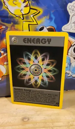 Pokemon TCG 🌈 Rainbow Energy 80/82 Non Holo Team Rocket Englisch 🇬🇧 Vintage - Image 1