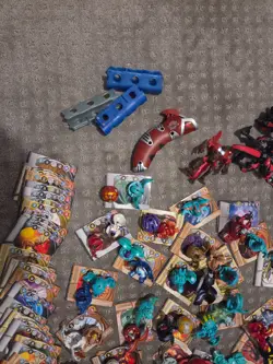 Bakugan Battle Brawlers lot- 48 Brawlers, 58 Magnet Cards, hand Launcher 2 cases - Image 5